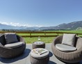 Chalet: gemütliche Loungemöbel auf der Terrasse - DIE ZWEI Sonnen Chalets