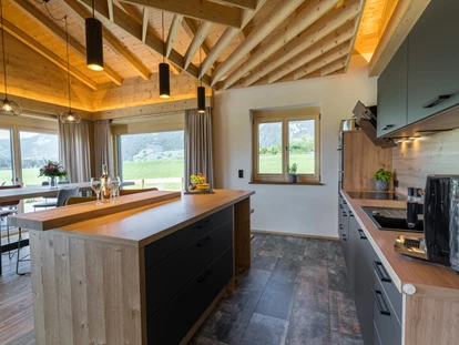 Hüttendorf - Schröcken - Ansicht Chaletküche mit Essbereich - DIE ZWEI Sonnen Chalets