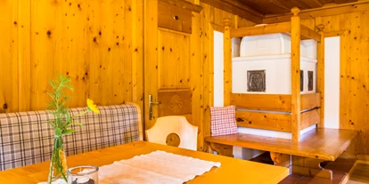 Hüttendorf - PLZ 5672 (Österreich) - Stube Chalet Bascht mit Kachelofen - Chalet Marolden