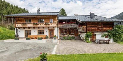 Hüttendorf - PLZ 5672 (Österreich) - Außenansicht Chalet Sepp und Chalet Bascht - Chalet Marolden