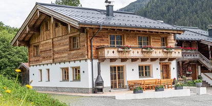 Hüttendorf - PLZ 5672 (Österreich) - Außenansicht Chalet Sepp und Chalet Bascht - Chalet Marolden
