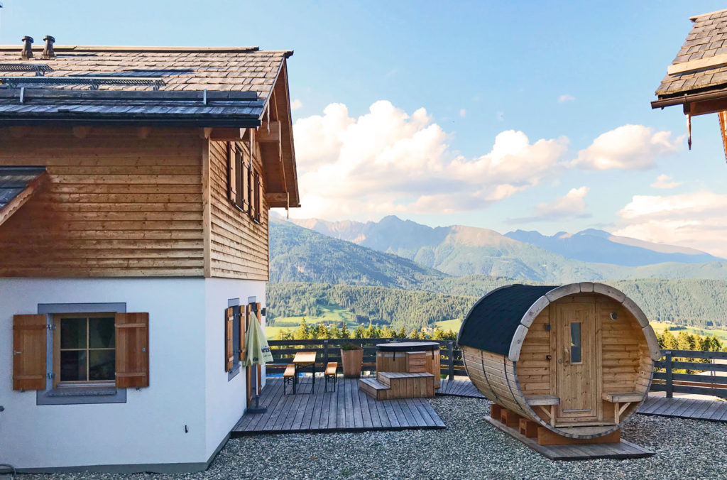 Chaletdorf Fanningberg Hütten im Detail Chalet FamilienZEIT mit Saunafass und Hot Tube