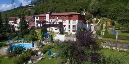 Hüttendorf - Faak am See - Freibad beim Smileys Kinderhotel 
drei Steinwürfe entfernt  - Smileys Fluss Chalet