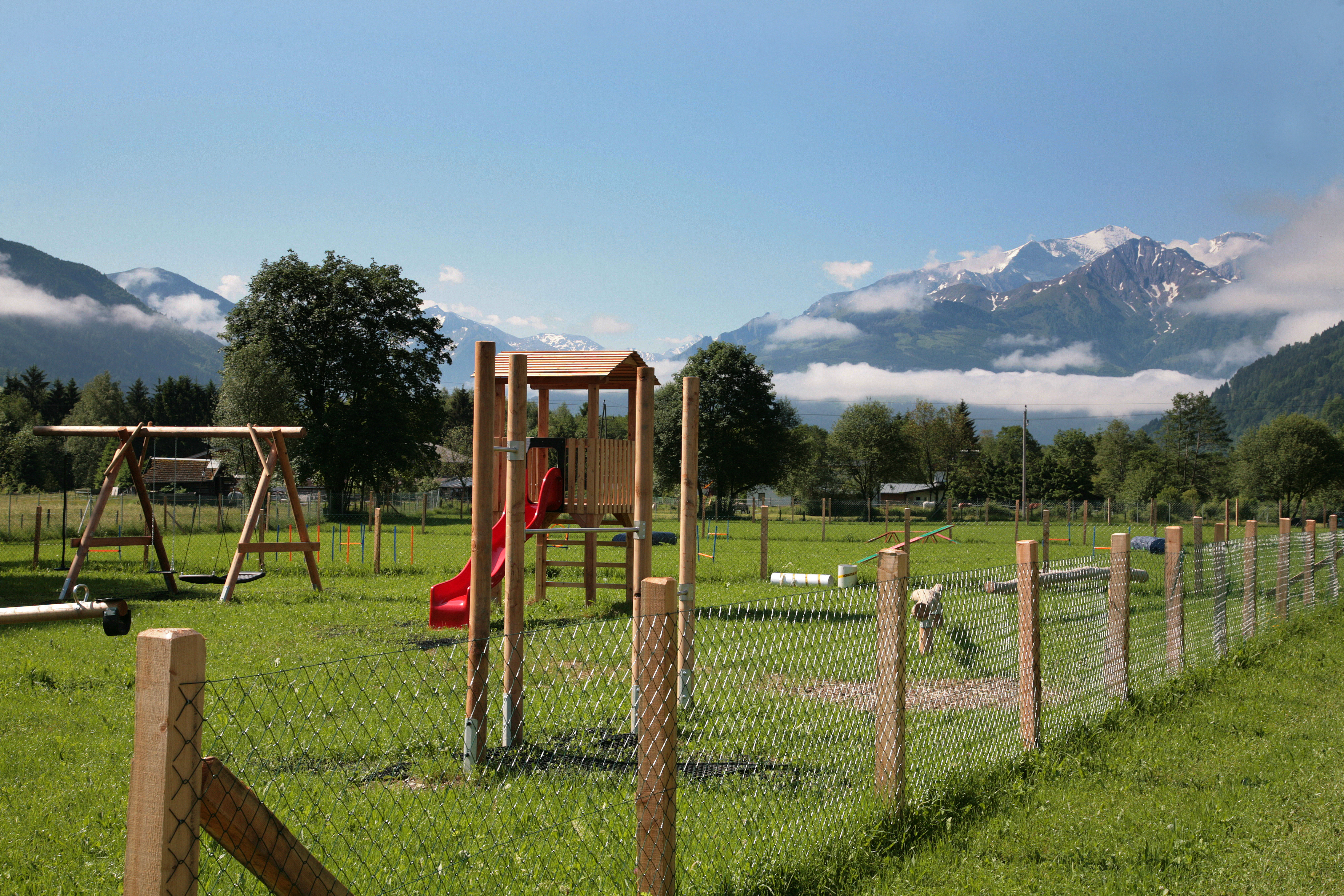 Hüttendorf - PLZ 5672 (Österreich) - Spielplatz und Agility - Chaletdorf ZellerSee