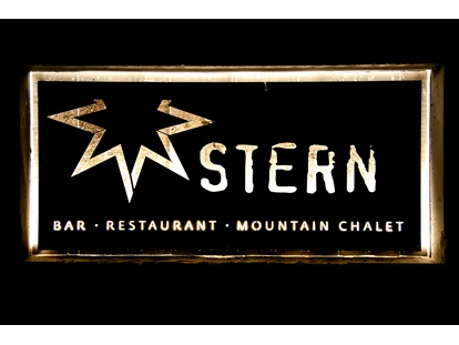 Hüttendorf - Whirlpool: beim Chalet - Logo - STERN MOUNTAIN CHALETS ****