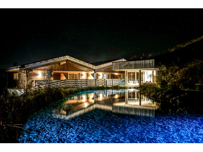 Hüttendorf - Whirlpool: beim Chalet - Abend am Badeteich - STERN MOUNTAIN CHALETS ****