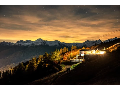 Hüttendorf - Whirlpool: beim Chalet - Nachtaufnahme - STERN MOUNTAIN CHALETS ****