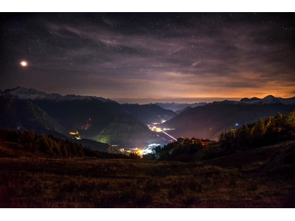 Hüttendorf - Whirlpool: beim Chalet - Sicht vom Wohnzimmer - STERN MOUNTAIN CHALETS ****