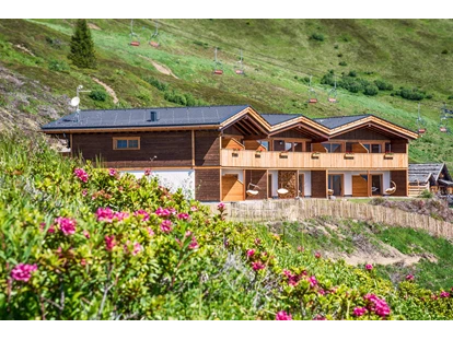 Hüttendorf - Whirlpool: beim Chalet - Seitenansicht Sommer - STERN MOUNTAIN CHALETS ****