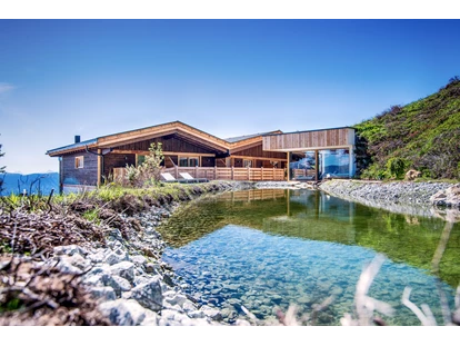Hüttendorf - Whirlpool: beim Chalet - Badeteich mit Jacuzzi und Saunahaus - STERN MOUNTAIN CHALETS ****