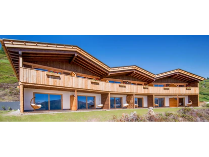 Hüttendorf - Whirlpool: beim Chalet - Vorderansicht Chalets - STERN MOUNTAIN CHALETS ****