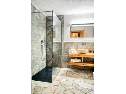 Hüttendorf - Whirlpool: beim Chalet - Dusche - STERN MOUNTAIN CHALETS ****