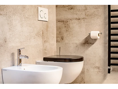 Hüttendorf - Whirlpool: beim Chalet - WC - STERN MOUNTAIN CHALETS ****