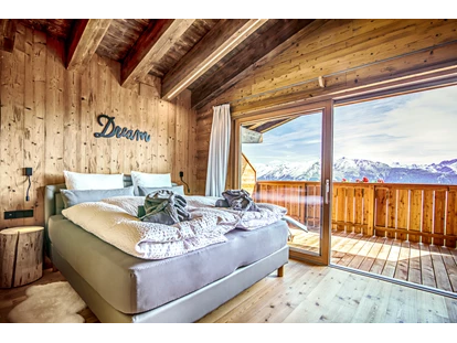 Hüttendorf - Whirlpool: beim Chalet - Schlafzimmer - STERN MOUNTAIN CHALETS ****