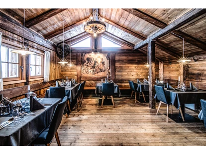 Hüttendorf - Whirlpool: beim Chalet - Restaurant - STERN MOUNTAIN CHALETS ****