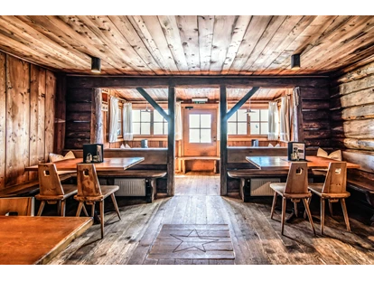 Hüttendorf - Whirlpool: beim Chalet - Restaurant - STERN MOUNTAIN CHALETS ****