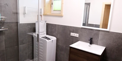 Hüttendorf - Chaletgröße: 8 - 10 Personen - Badezimmer mit Dusche und Waschmaschine im Erdgeschoss - Designchalets Heidialm-Falkertsee