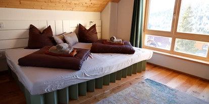 Hüttendorf - Chaletgröße: 8 - 10 Personen - Master-Schlafzimmer mit 280cm Familienbett, Rotfuchs - Designchalets Heidialm-Falkertsee