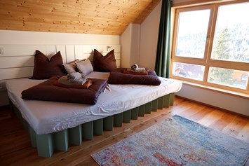Chalet: Master-Schlafzimmer mit 280cm Familienbett, Rotfuchs - Designchalets Heidialm-Falkertsee