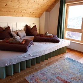 Chalet: Master-Schlafzimmer mit 280cm Familienbett, Rotfuchs - Designchalets Heidialm-Falkertsee