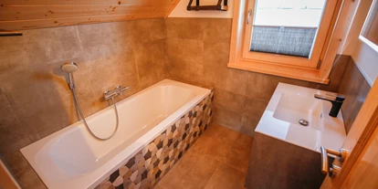 Hüttendorf - Chaletgröße: 8 - 10 Personen - Badezimmer mit Badewanne OG - Designchalets Heidialm-Falkertsee