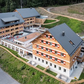 Chalet: Das neue Berghaus am Dorfzentrum von Schröcken von oben
Chalets - Apartments - Spa
Basecamp für Bergfreunde, 2-20 Personen - Berghaus Schröcken