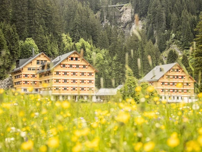 Hüttendorf - Schröcken - Das neue Berghaus am Dorfzentrum von Schröcken im Sommer
Chalets - Apartments - Spa
Basecamp für Bergfreunde, 2-20 Personen - Berghaus Schröcken