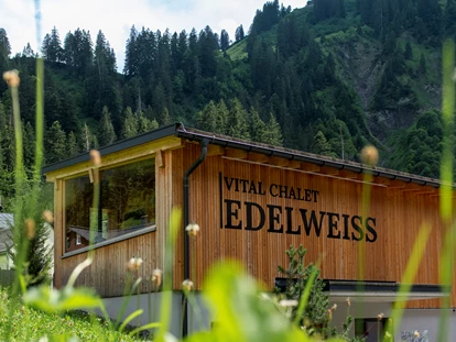 Hüttendorf - Schröcken - Chalet EDELWEISS im Sommer
schickes Bergchalet für Familien oder Wellnesstage im Freundeskreis, bis 11 Personen - Berghaus Schröcken