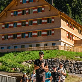 Chalet: Wandergruppe mit hauseigenem Wanderguide vom Berghaus Schröcken - Berghaus Schröcken