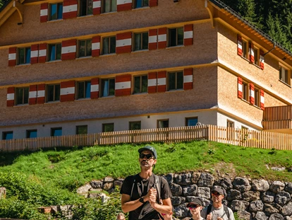 Hüttendorf - Schröcken - Wandergruppe mit hauseigenem Wanderguide vom Berghaus Schröcken - Berghaus Schröcken