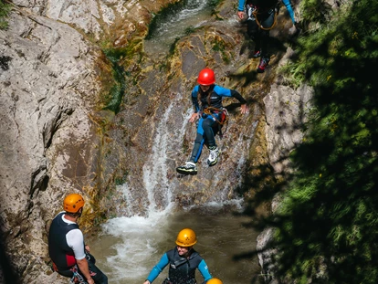 Hüttendorf - Schröcken - Die Berghaus Jugend beim Canyoning in Schröcken - Berghaus Schröcken
