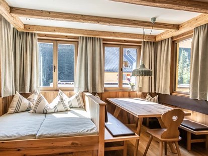 Hüttendorf - Schröcken - Ess- und Wohnbereich im Apartment im Berghaus Schröcken - Berghaus Schröcken