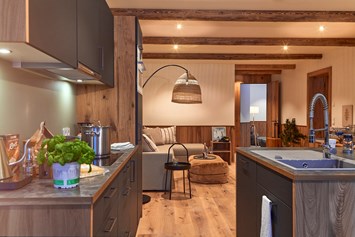 Chalet: Wohn- und Küchenbereich im Apartment Auszeit im Berghaus Schröcken - Berghaus Schröcken