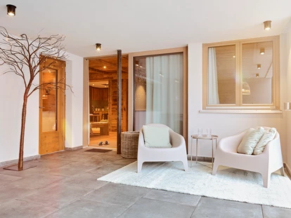 Hüttendorf - Schröcken - Terrassenbereich mit exklusiver Sauna und Warmpool im Arlberg Chalet im Berghaus Schröcken - Berghaus Schröcken