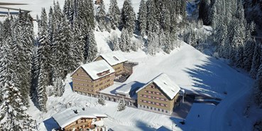 Hüttendorf - Ski Arlberg - Das neue Berghaus am Dorfzentrum von Schröcken
Chalets - Apartments - Spa
Basecamp für Bergfreunde, 2-20 Personen - Berghaus Schröcken