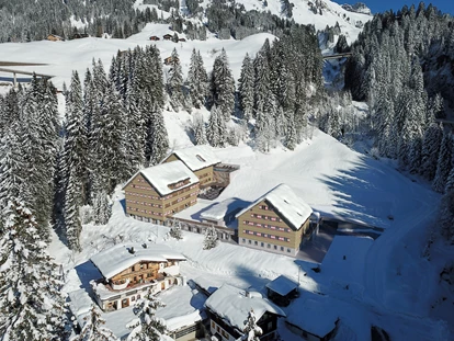 Hüttendorf - Schröcken - Das neue Berghaus am Dorfzentrum von Schröcken im Winter
Chalets - Apartments - Spa
Basecamp für Bergfreunde, 2-20 Personen - Berghaus Schröcken