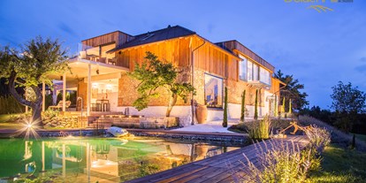 Hüttendorf - Pools: Infinity Pool - Das Loft
Luxus pur für zwei – mit eigener Wellness-Oase - Golden Hill Country Chalets & Suites