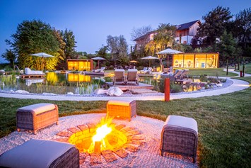 Chalet: 600 m² Naturschwimmteich und 15.000 m² große, romantische Parkanlage mit Wohlfühloasen, Champagner-Lounge und Feuerstelle. - Golden Hill Country Chalets & Suites