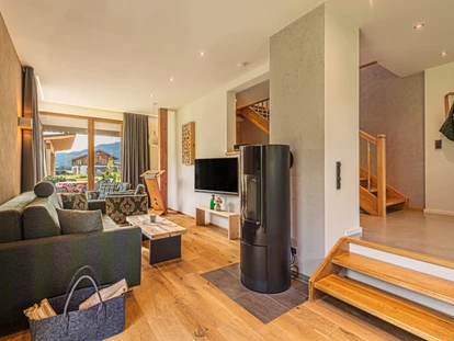 Hüttendorf - Schröcken - Wohnzimmer mit Kaminofen  - Gränobel Chalets