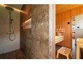 Chalet: Jedes Chalet mit 2 getrennten Regenduschen und einer Sauna - Gränobel Chalets