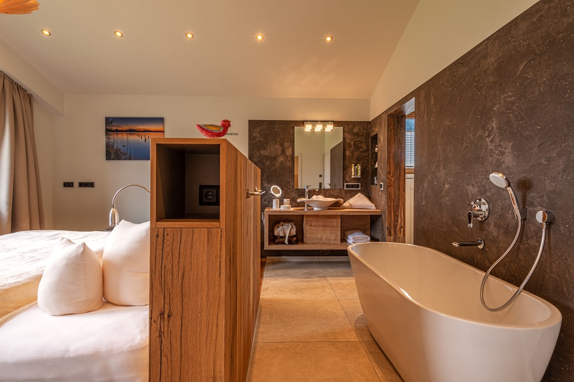 Chalet: Schlafzimmer mit freistehender Badewanne - Gränobel Chalets