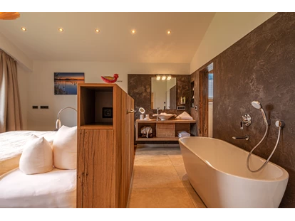 Hüttendorf - Schröcken - Schlafzimmer mit freistehender Badewanne - Gränobel Chalets