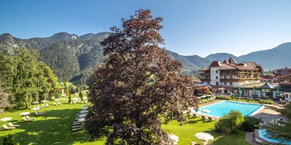 Hüttendorf - PLZ 5672 (Österreich) - Liegewiese am Hotel Der Lärchenhof - Chalets am Hotel Der Lärchenhof