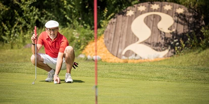 Hüttendorf - PLZ 5672 (Österreich) - Golfen auf den zwei hauseigenen Golfplätzen - Chalets am Hotel Der Lärchenhof