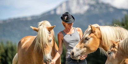 Hüttendorf - PLZ 5672 (Österreich) - Tiere am Hundsbichl mit Blick auf die Steinplatte - Chalets am Hotel Der Lärchenhof