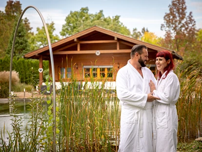 Hüttendorf - Restaurant - Saunadorf im Hintergrund der Naturschwimmteich und die Naturteichsauna - VILA VITA Pannonia