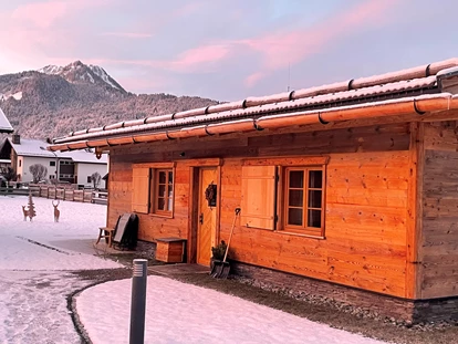 Hüttendorf - Schröcken - Chalet Jägar mit dem Söllereck und dem Fellhorn im Hintergrund
 - Alpglück Chalets *****