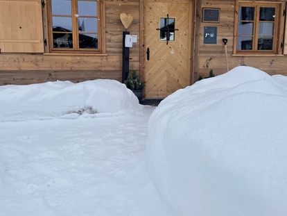Hüttendorf - Schröcken - Der Weg zum Rezeptionsgebäude im Alpglück ist geräumt. - Alpglück Chalets *****