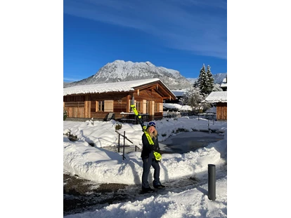 Hüttendorf - Schröcken - Zeit für die Piste
In nur 3 Minuten erreicht ihr den Skibus um die sieben Skigebiete in Oberstdorf und dem Kleinwalsertal zu erreichen  - Alpglück Chalets *****