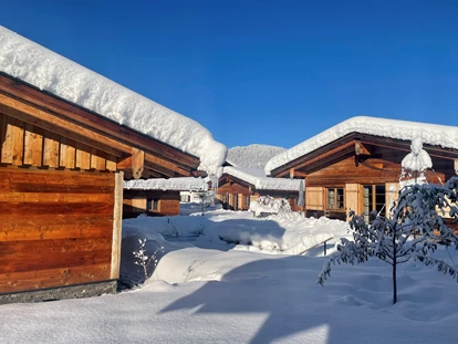 Hüttendorf - Schröcken - Dick verschneite Dächer auf den Alpglück Chalets in Oberstdorf  - Alpglück Chalets *****